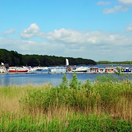 In Am Mueritzsee 公寓 *